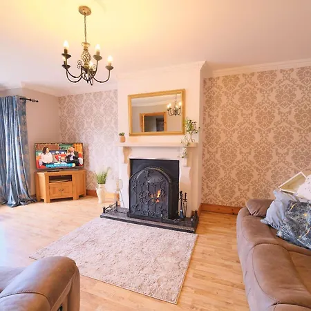 4 Bedroom House By Travel Lets Homes With Garden
