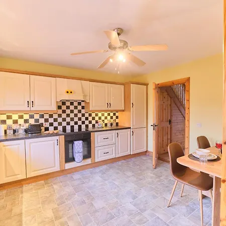 4 Bedroom House By Travel Lets Homes With Garden