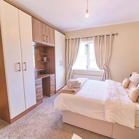 4 Bedroom House By Travel Lets Homes With Garden * Convoy