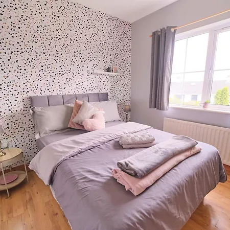 4 Bedroom House By Travel Lets Homes With Garden Convoy