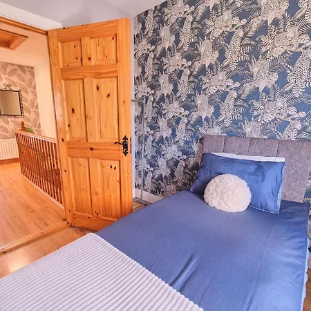 Casa vacanze 4 Bedroom House By Travel Lets Homes With Garden
