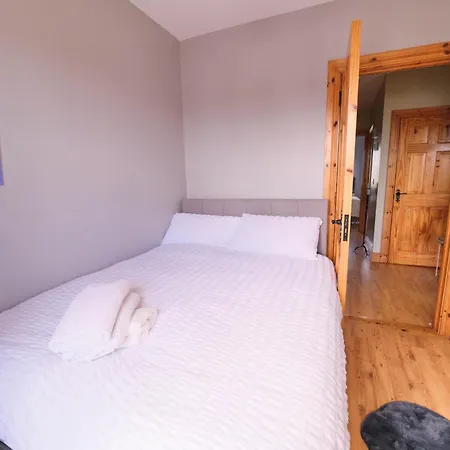 Casa vacanze 4 Bedroom House By Travel Lets Homes With Garden