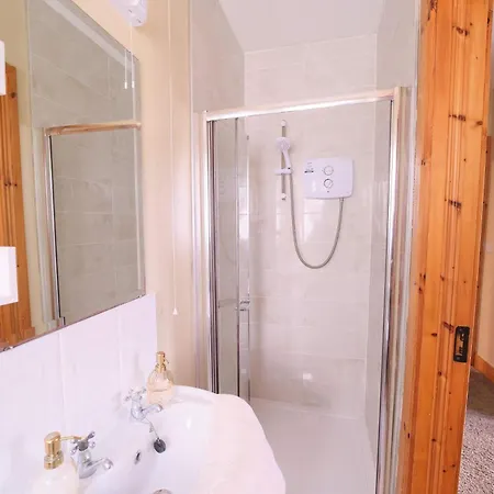 4 Bedroom House By Travel Lets Homes With Garden Convoy