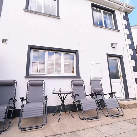 4 Bedroom House By Travel Lets Homes With Garden Convoy