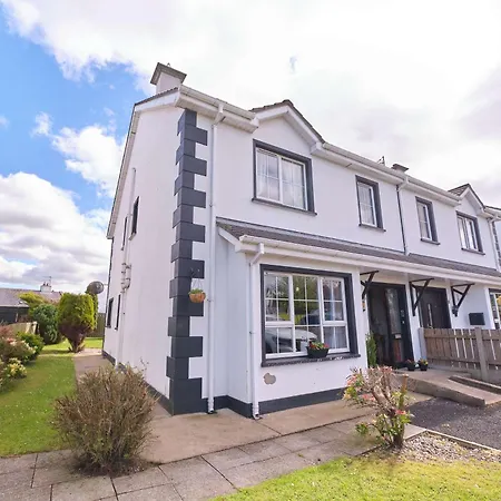 4 Bedroom House By Travel Lets Homes With Garden Convoy