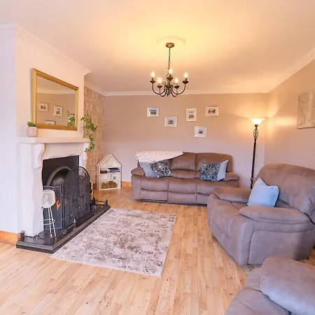 4 Bedroom House By Travel Lets Homes With Garden * Convoy