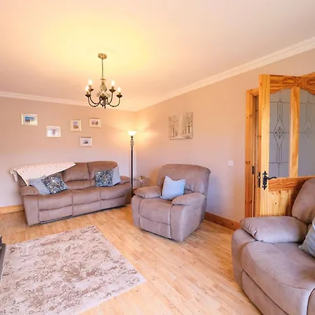 4 Bedroom House By Travel Lets Homes With Garden Casa vacanze