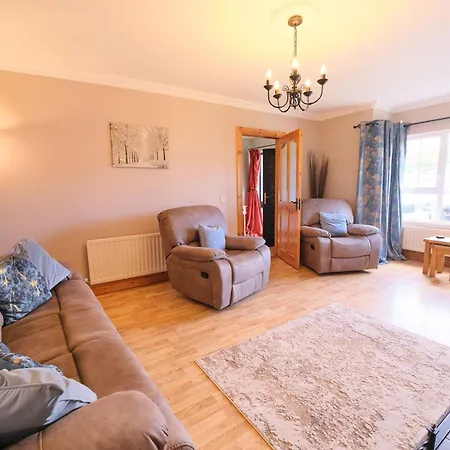 4 Bedroom House By Travel Lets Homes With Garden * Convoy