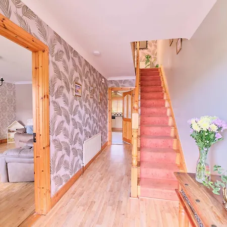 4 Bedroom House By Travel Lets Homes With Garden Casa vacanze