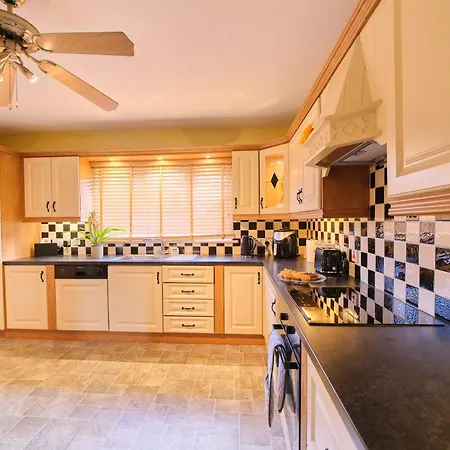 4 Bedroom House By Travel Lets Homes With Garden *