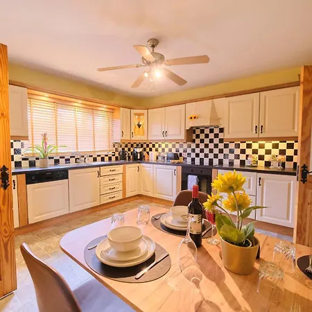 4 Bedroom House By Travel Lets Homes With Garden Casa vacanze Convoy