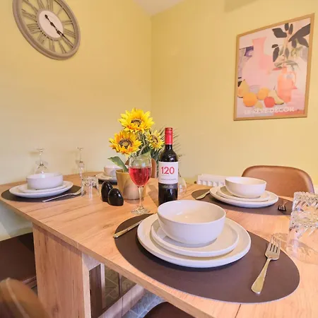 Casa vacanze 4 Bedroom House By Travel Lets Homes With Garden *