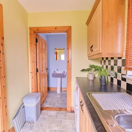 Casa vacanze 4 Bedroom House By Travel Lets Homes With Garden Convoy