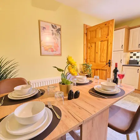 Casa vacanze 4 Bedroom House By Travel Lets Homes With Garden