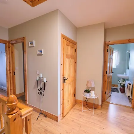 Casa vacanze 4 Bedroom House By Travel Lets Homes With Garden *