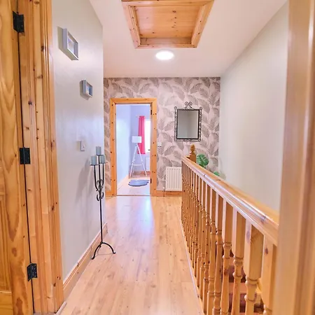 4 Bedroom House By Travel Lets Homes With Garden Casa vacanze *