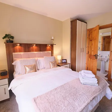 4 Bedroom House By Travel Lets Homes With Garden Convoy