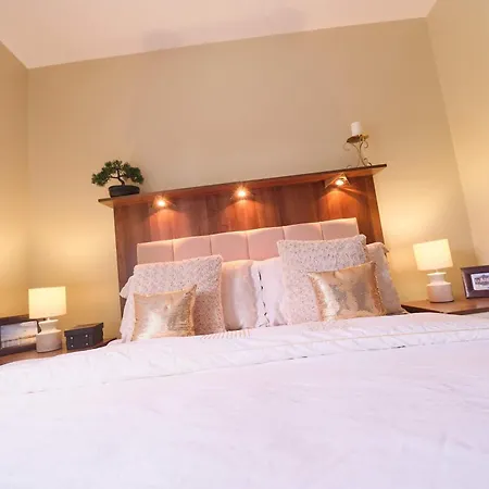 4 Bedroom House By Travel Lets Homes With Garden