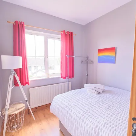 Casa vacanze 4 Bedroom House By Travel Lets Homes With Garden