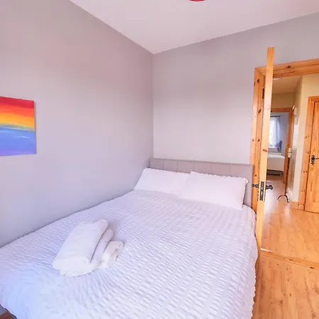 Casa vacanze 4 Bedroom House By Travel Lets Homes With Garden Convoy