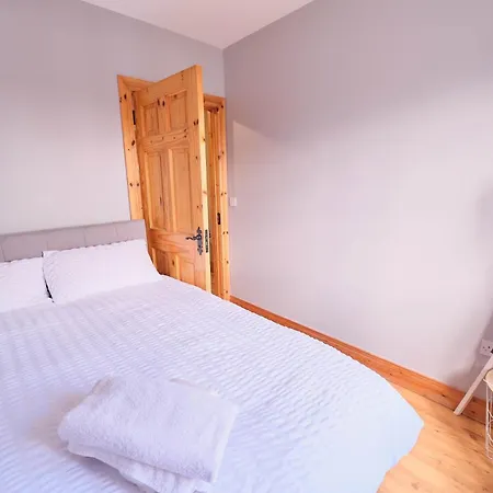 4 Bedroom House By Travel Lets Homes With Garden *