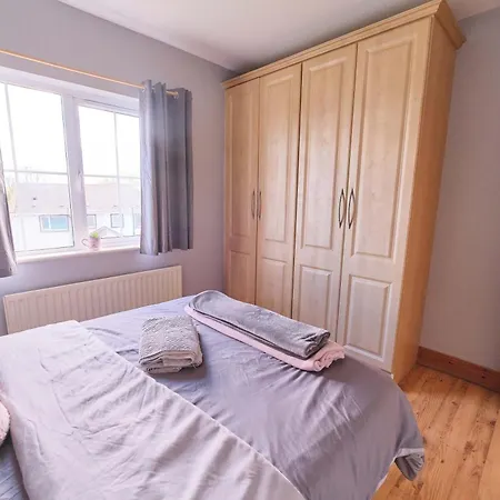 4 Bedroom House By Travel Lets Homes With Garden Casa vacanze