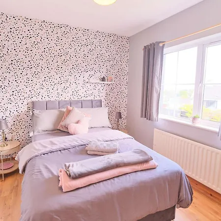 Casa vacanze 4 Bedroom House By Travel Lets Homes With Garden Convoy