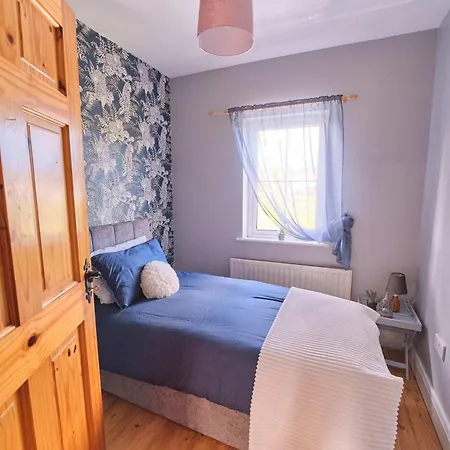 4 Bedroom House By Travel Lets Homes With Garden Casa vacanze *
