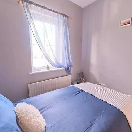 4 Bedroom House By Travel Lets Homes With Garden * Convoy