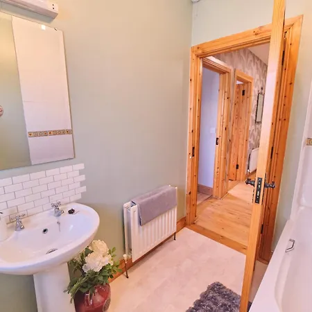 4 Bedroom House By Travel Lets Homes With Garden Casa vacanze Convoy