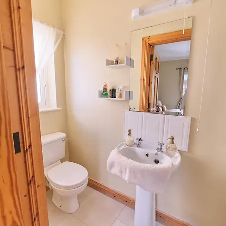 4 Bedroom House By Travel Lets Homes With Garden